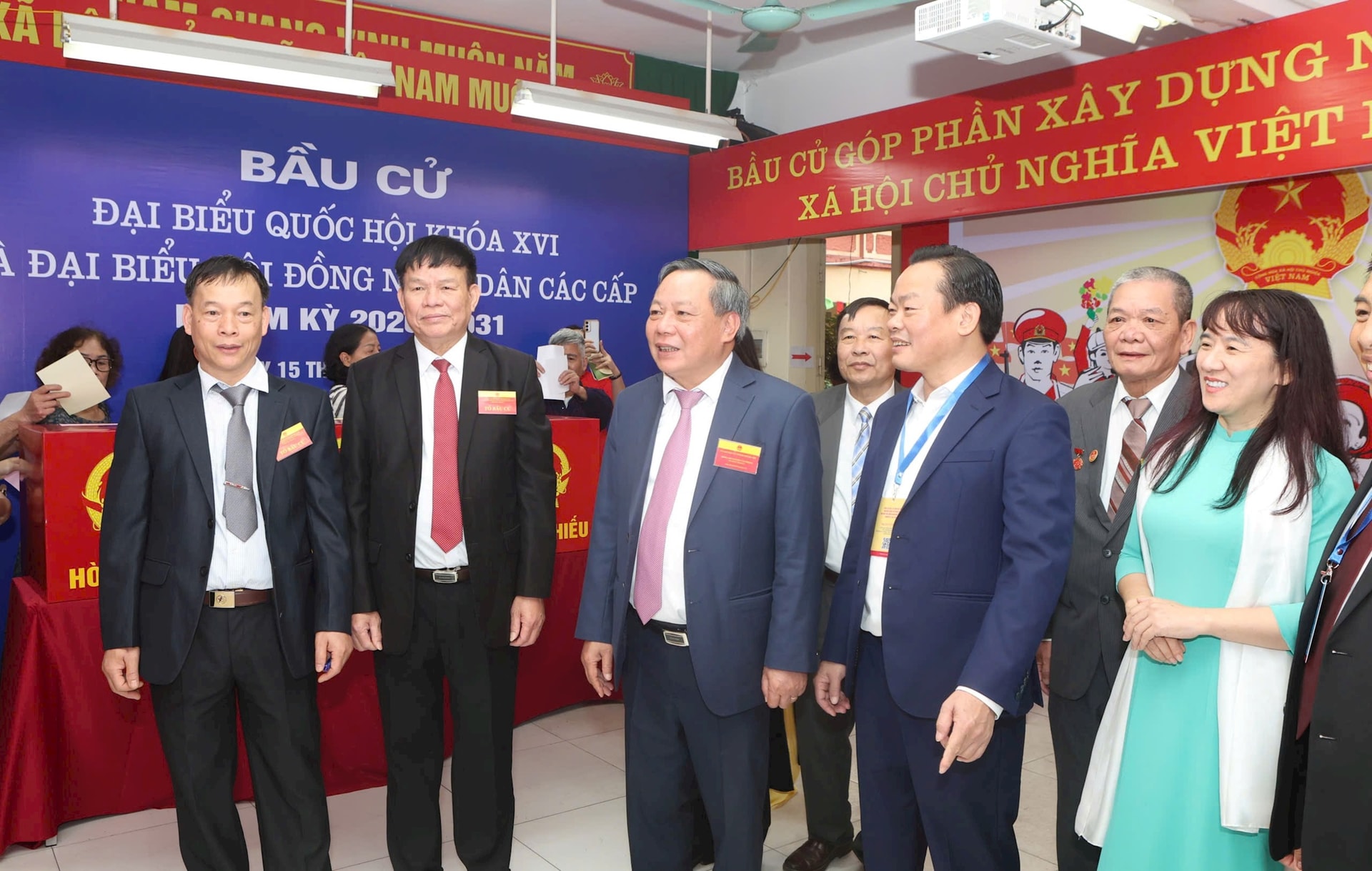 Phó Bí thư Thành ủy Nguyễn Văn Phong kiểm tra công tác bầu cử tại phường Hồng Hà- Ảnh 1.