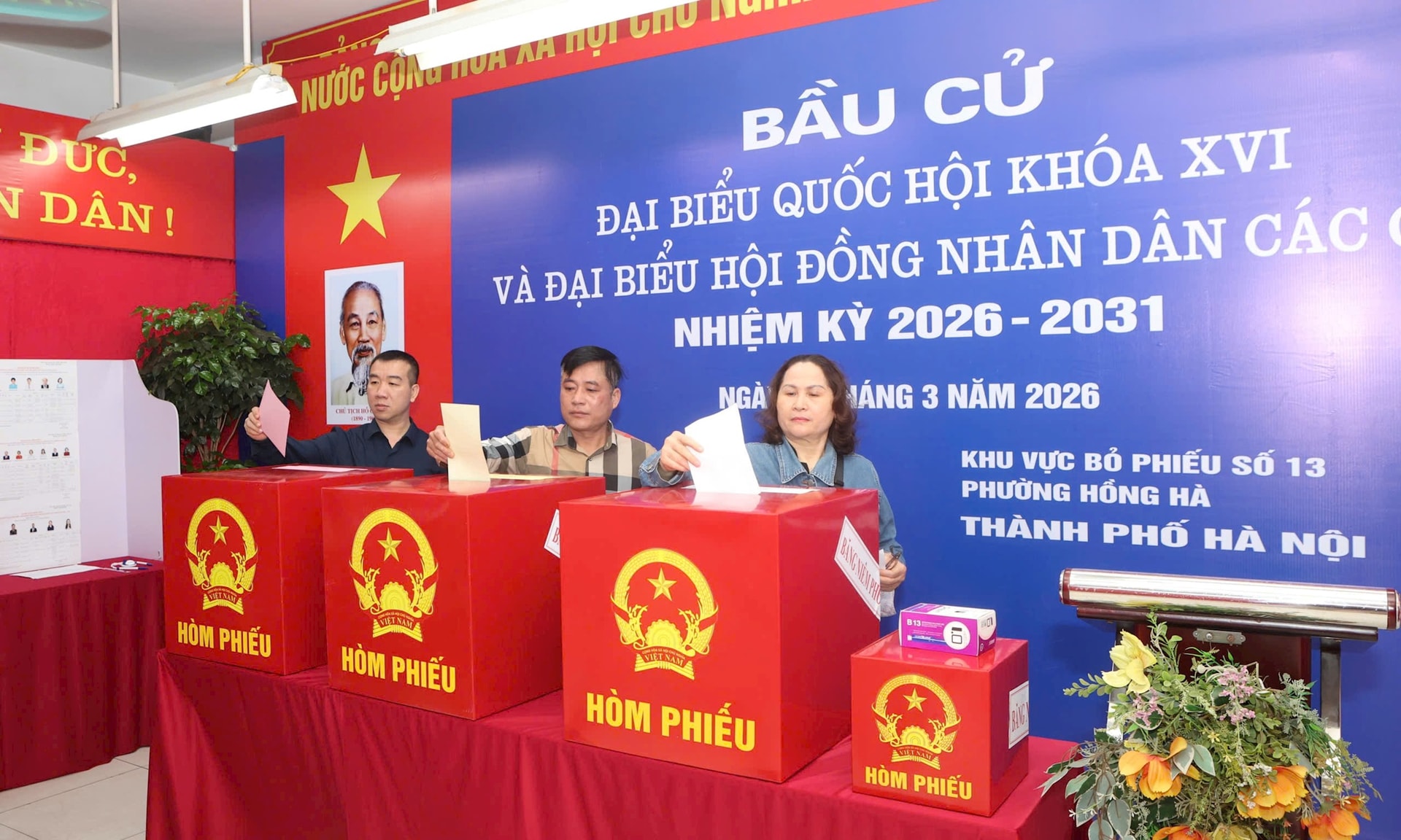 Phó Bí thư Thành ủy Nguyễn Văn Phong kiểm tra công tác bầu cử tại phường Hồng Hà- Ảnh 3.