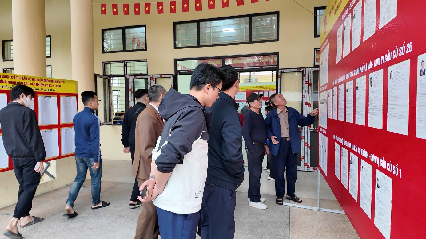 A group of people standing in a room  AI-generated content may be incorrect.