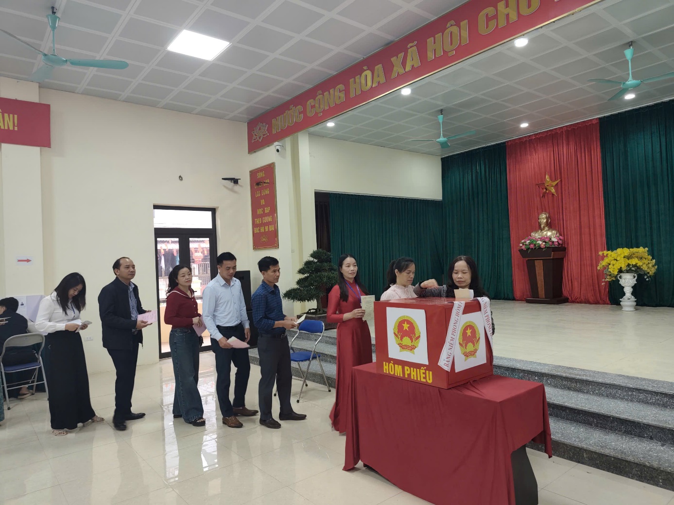 A group of people standing around a podium  AI-generated content may be incorrect.