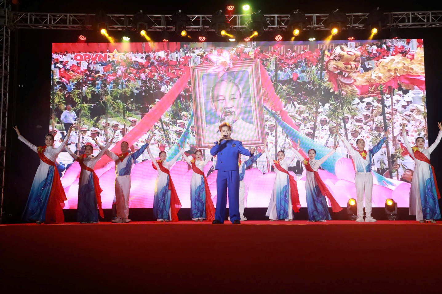 Rực rỡ chương trình nghệ thuật chào mừng thành công của 'Ngày hội non sông' trên địa bàn phường Đại Mỗ- Ảnh 2.