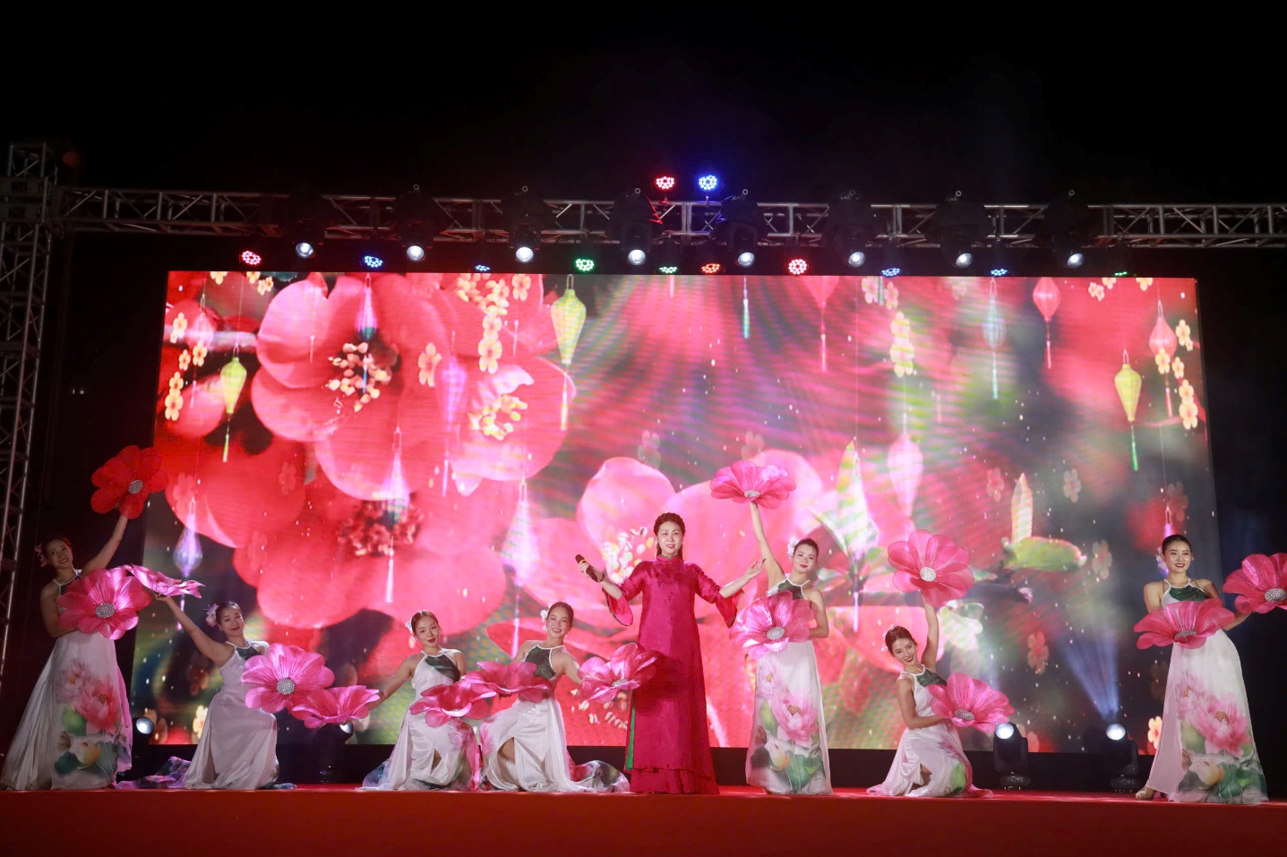 Rực rỡ chương trình nghệ thuật chào mừng thành công của 'Ngày hội non sông' trên địa bàn phường Đại Mỗ- Ảnh 4.