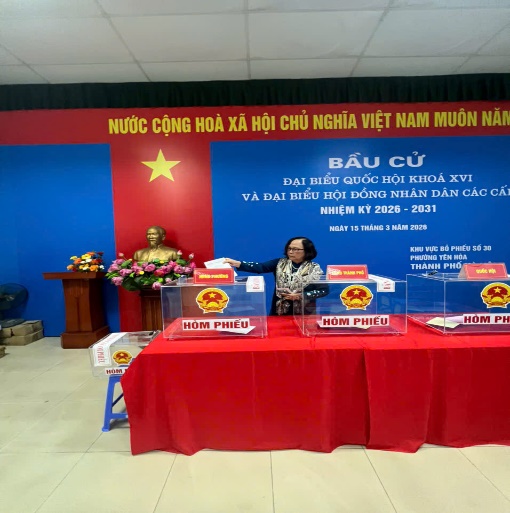 VINH DỰ, TỰ HÀO, TRÁCH NHIỆM VÀ NIỀM TIN TRONG NGÀY HỘI NON SÔNG TẠI ĐIỂM BẦU CỬ SỐ 30 PHƯỜNG YÊN HÒA- Ảnh 1.