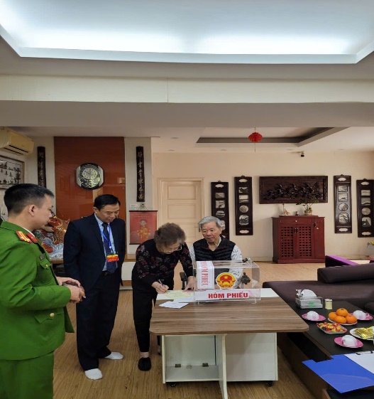 VINH DỰ, TỰ HÀO, TRÁCH NHIỆM VÀ NIỀM TIN TRONG NGÀY HỘI NON SÔNG TẠI ĐIỂM BẦU CỬ SỐ 30 PHƯỜNG YÊN HÒA- Ảnh 2.