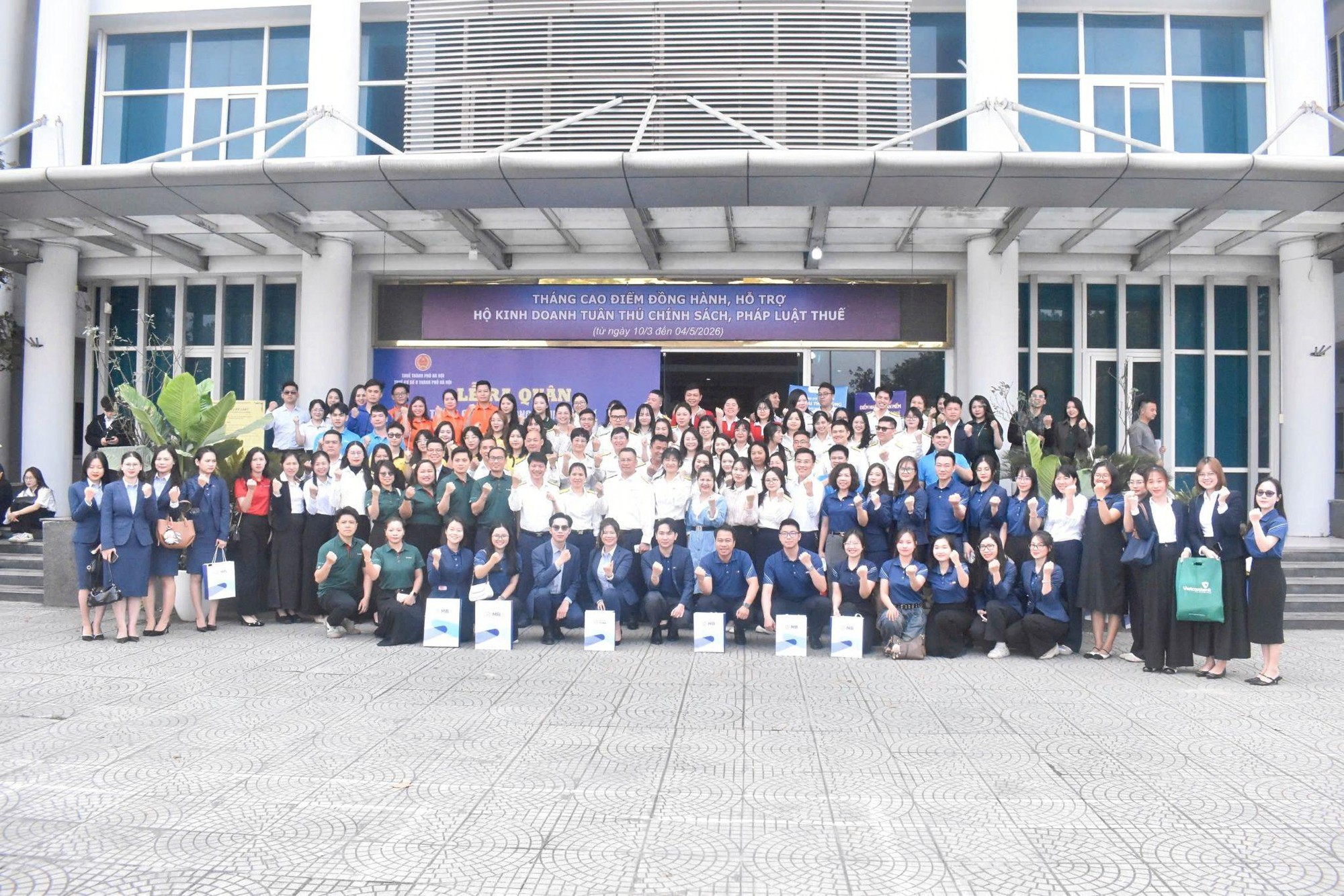 Thuế cơ sở 8 Thành phố Hà Nội thực hiện Lễ ra quân “Tháng cao điểm đồng hành, hỗ trợ hộ, cá nhân kinh doanh thực hiện đúng quy định về thuế” trên địa bàn phường Đại Mỗ- Ảnh 1.