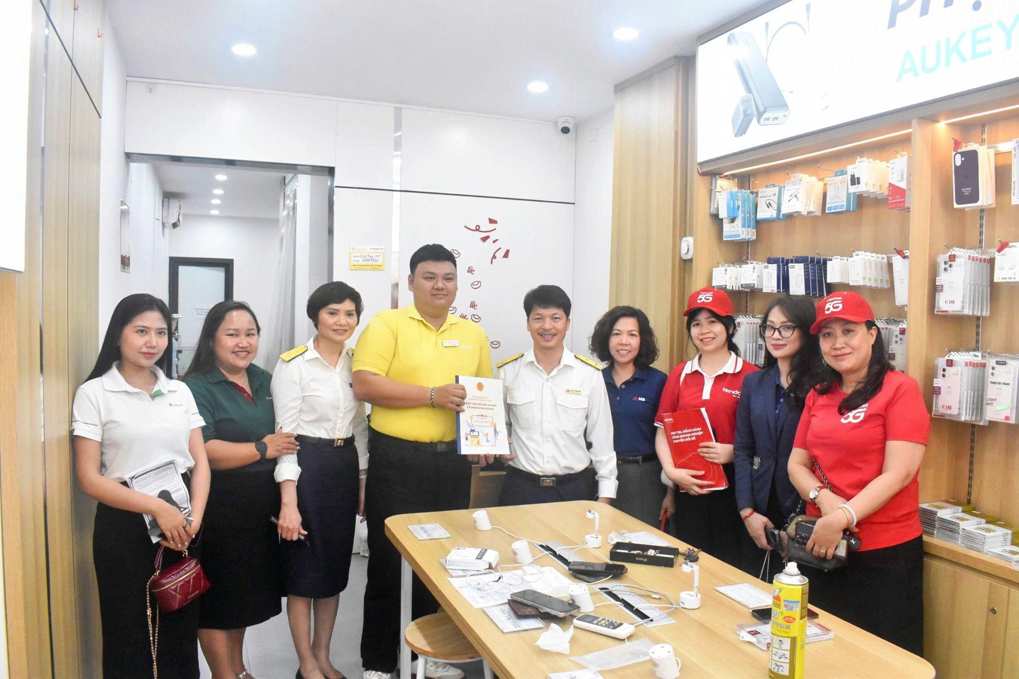 Thuế cơ sở 8 Thành phố Hà Nội thực hiện Lễ ra quân “Tháng cao điểm đồng hành, hỗ trợ hộ, cá nhân kinh doanh thực hiện đúng quy định về thuế” trên địa bàn phường Đại Mỗ- Ảnh 2.