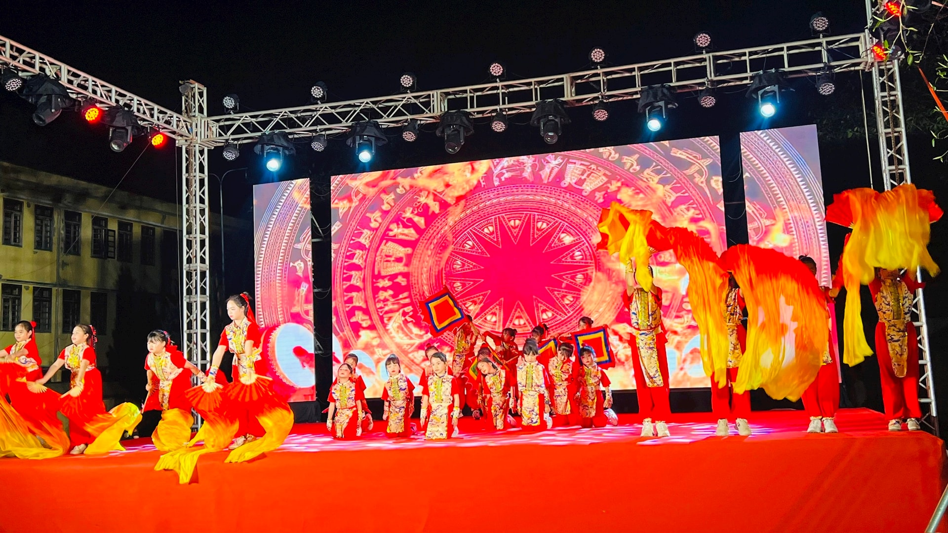 Tam Hưng: Đặc sắc chương trình nghệ thuật chào mừng thành công ngày bầu cử- Ảnh 3.