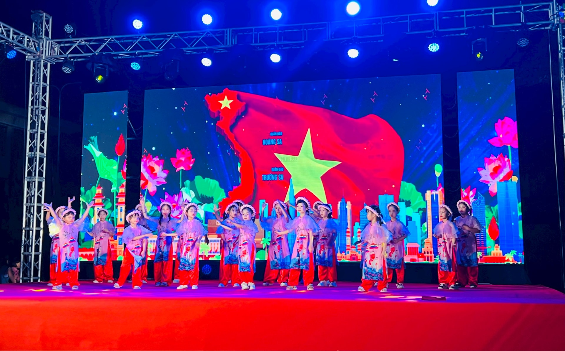 Tam Hưng: Đặc sắc chương trình nghệ thuật chào mừng thành công ngày bầu cử- Ảnh 2.