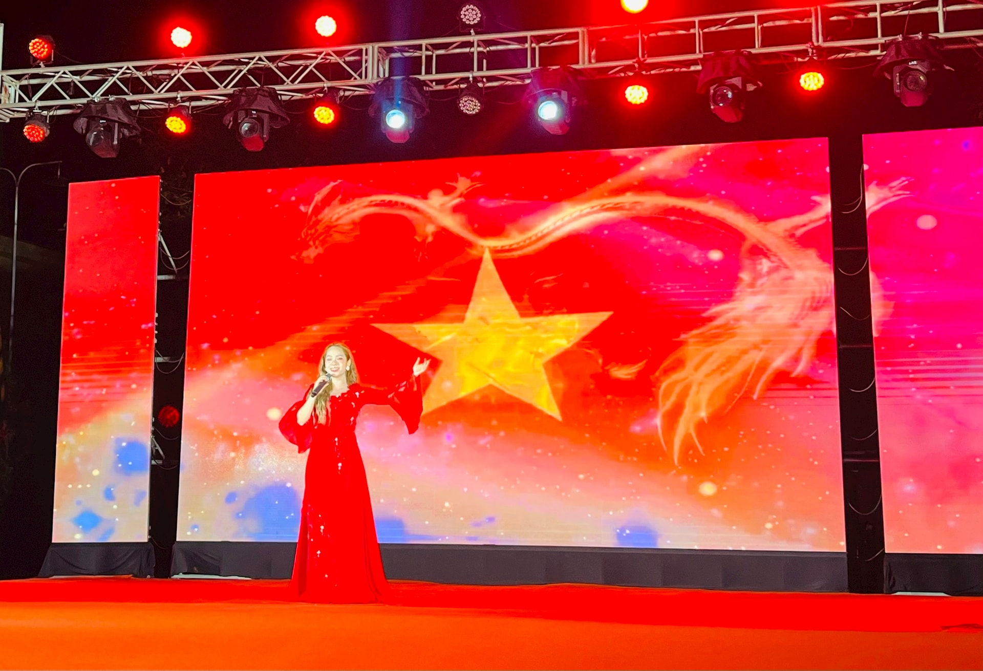 Tam Hưng: Đặc sắc chương trình nghệ thuật chào mừng thành công ngày bầu cử- Ảnh 4.