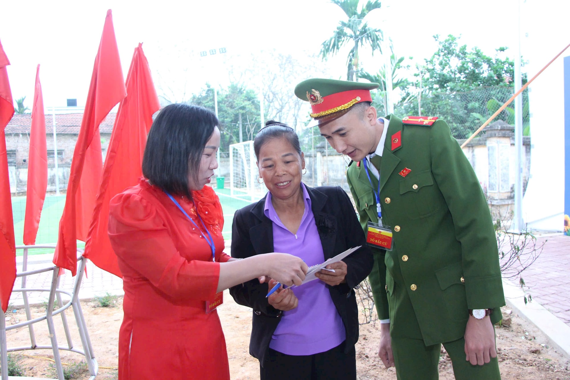 Hà Nội: Cuộc bầu cử diễn ra an toàn, tỷ lệ cử tri đi bầu đạt 99,54%- Ảnh 1.