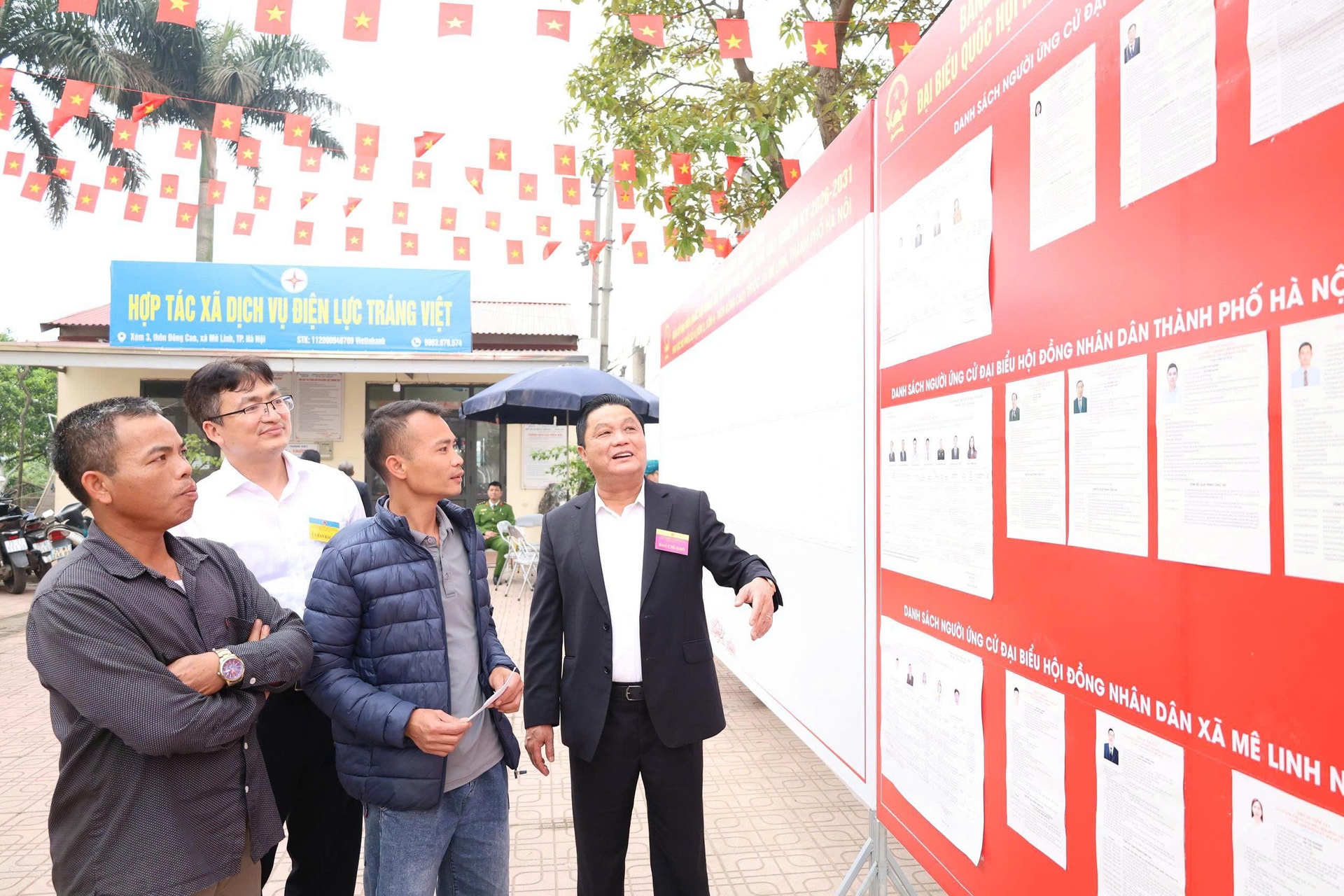 Cử tri đi bỏ phiếu bầu cử tại xã Mê Linh đạt 99,03%- Ảnh 1.