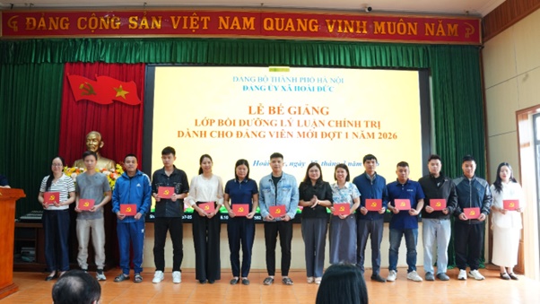 Bế giảng lớp Bồi dưỡng lý luận chính trị cho đảng viên mới đợt 1 năm 2026- Ảnh 2.