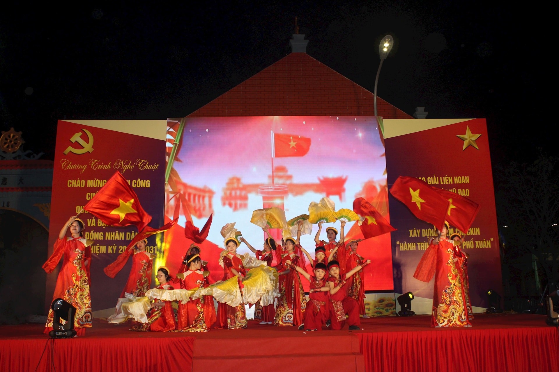 Định Công rộn ràng đêm nghệ thuật chào mừng thành công cuộc bầu cử- Ảnh 1.