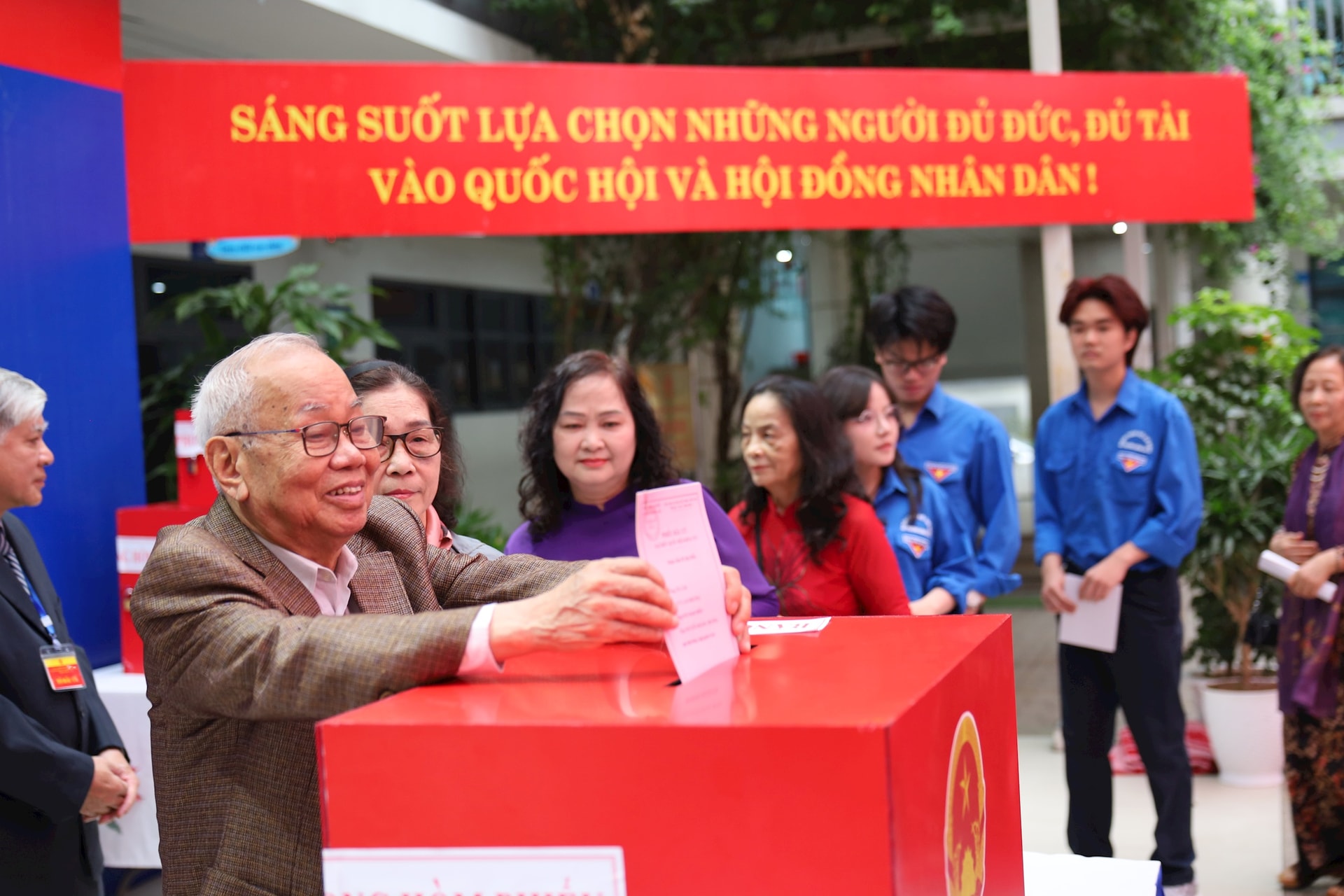 Lá phiếu trách nhiệm của cử tri hai thế hệ ở phường Đống Đa- Ảnh 1.