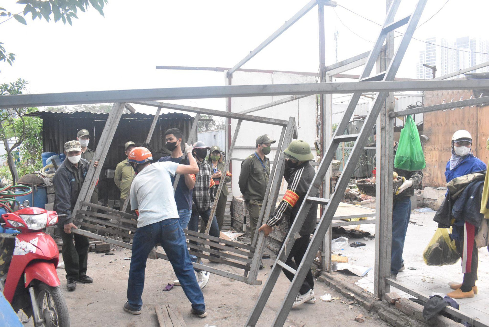 Phường Đại Mỗ kiên quyết liệt lập lại trật tự quản lý đất đai, đồng loạt tổ chức cưỡng chế khắc phục hậu quả vi phạm- Ảnh 1.