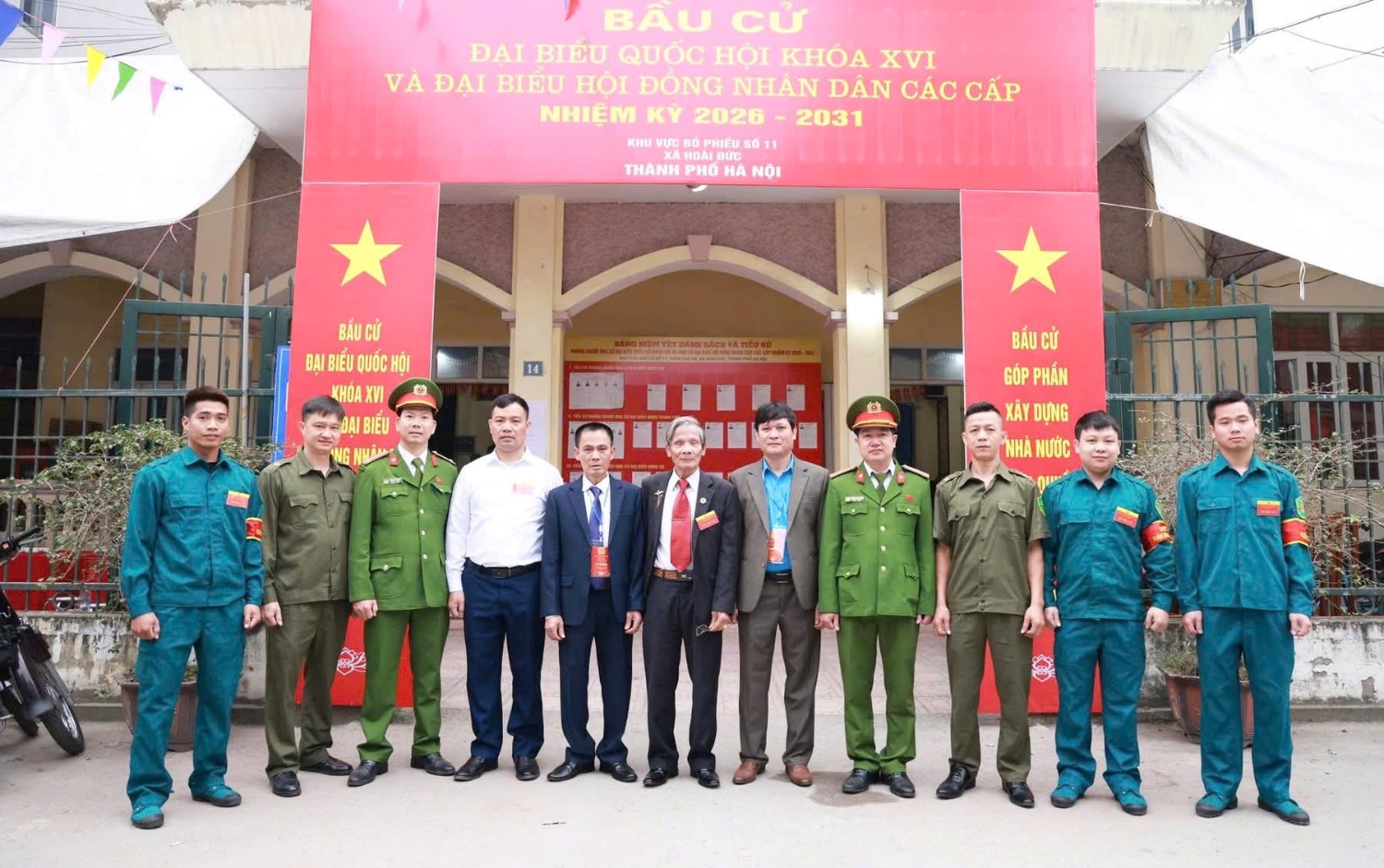 Những cánh tay nâng bước cử tri trong ngày hội lớn- Ảnh 1.