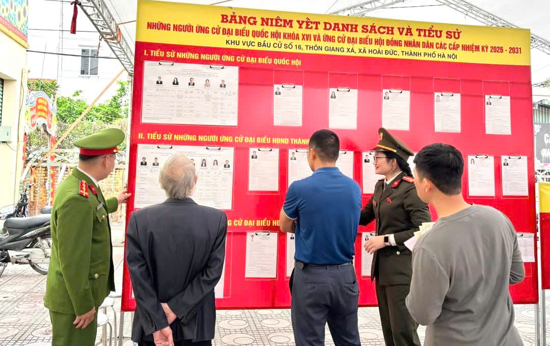 Những cánh tay nâng bước cử tri trong ngày hội lớn- Ảnh 5.