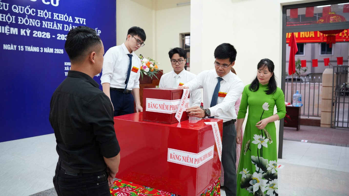 Có thể là hình ảnh về một hoặc nhiều người và văn bản cho biết 'U QUỐC HỘI KHOA XVI HỘI ĐỒNG NHÂN DA + IỆM KỲ 2026- 20 NGÀY 15 THÁNG NĂM 2026 KHU XÃ π IFNNUA BANG NIÊM BAYGNIÊMPHAON ΡΗΩΝ BANGNIÊMPAIEANIN! BẶNG NIÊM ልብብትህ 相'