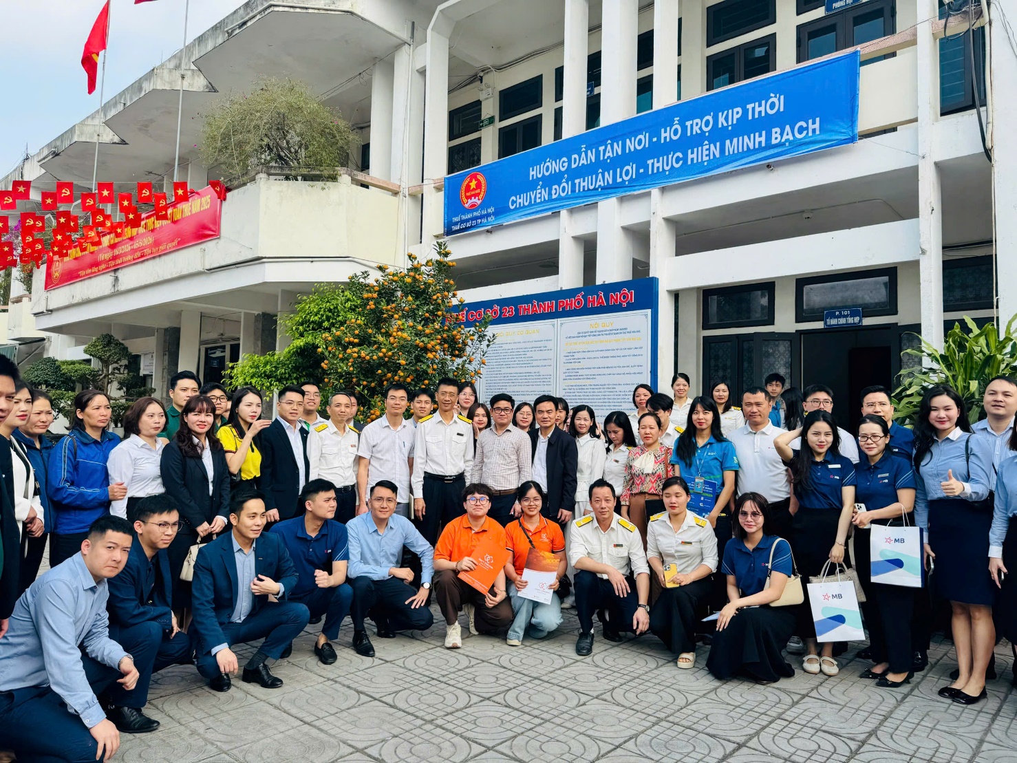 Thuế cơ sở 23 Thành phố Hà Nội tổ chức Lễ ra quân và các hoạt động hỗ trợ trực tiếp hỗ trợ hộ, cá nhân kinh doanh- Ảnh 2.