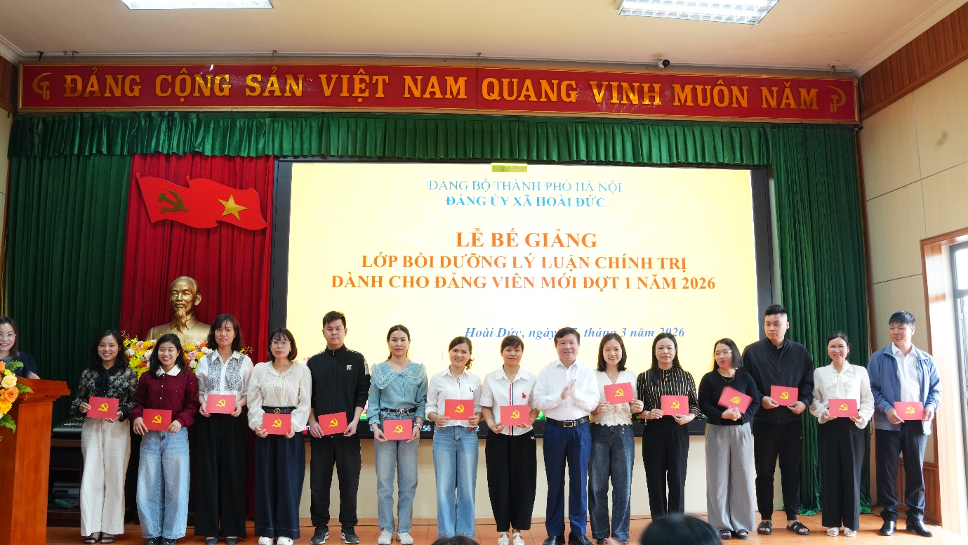 Bế giảng lớp Bồi dưỡng lý luận chính trị cho đảng viên mới đợt 1 năm 2026- Ảnh 1.