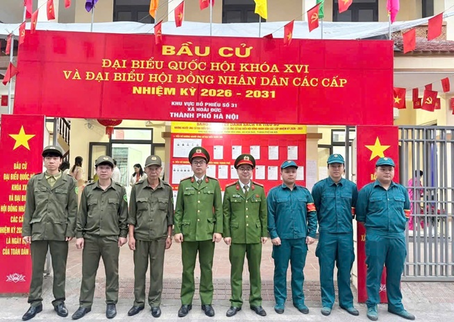 Những cánh tay nâng bước cử tri trong ngày hội lớn- Ảnh 2.