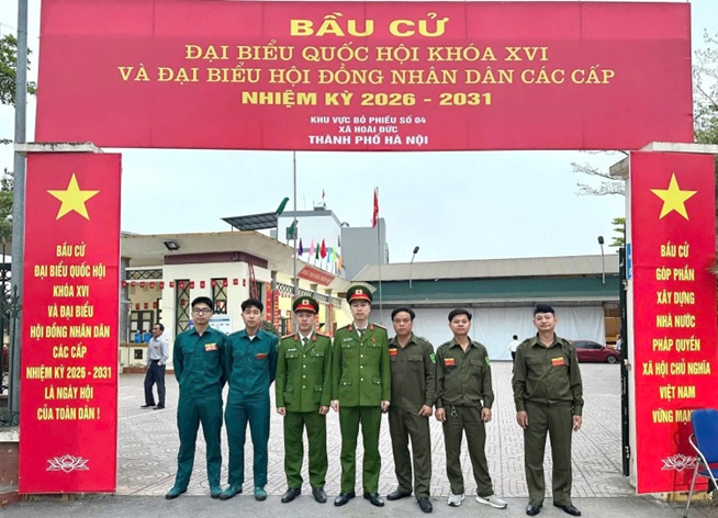 Những cánh tay nâng bước cử tri trong ngày hội lớn- Ảnh 3.