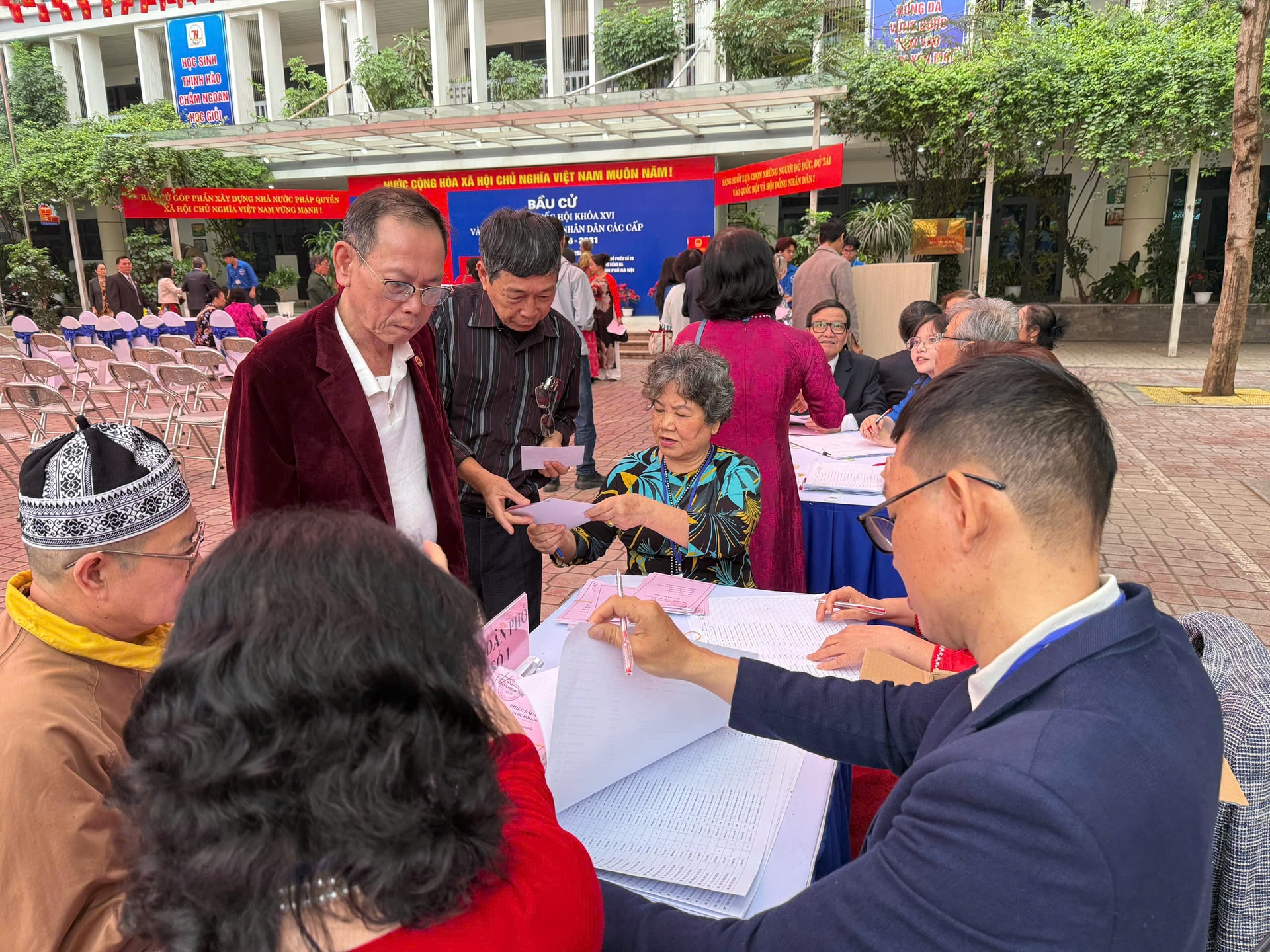 Hà Nội: Hơn 70% cử tri đã tham gia bỏ phiếu tính đến 11h30 ngày 15-3- Ảnh 1.