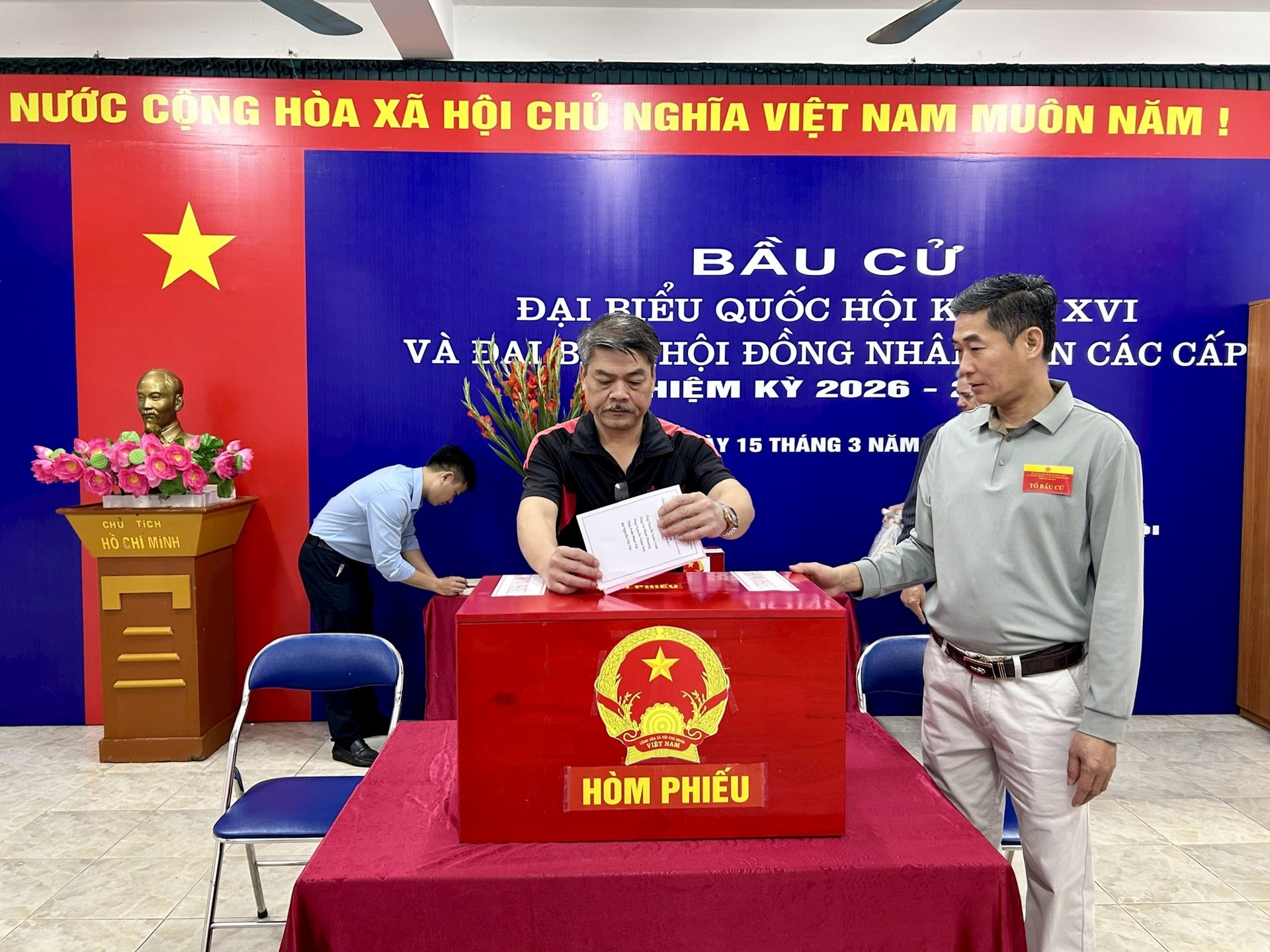 Hà Nội: Hơn 70% cử tri đã tham gia bỏ phiếu tính đến 11h30 ngày 15-3- Ảnh 2.