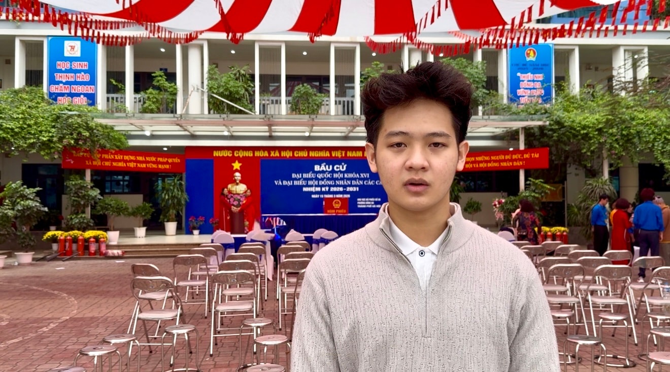 Lá phiếu trách nhiệm của cử tri hai thế hệ ở phường Đống Đa- Ảnh 4.