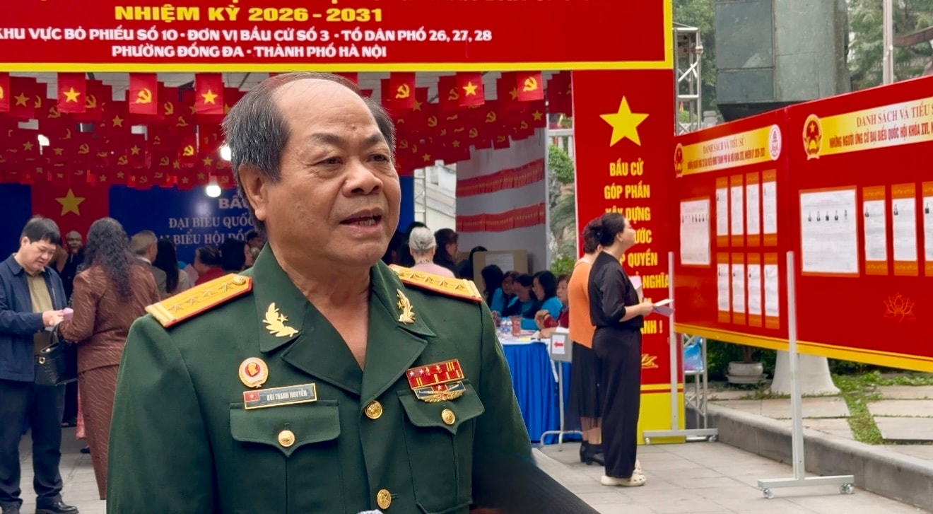 Lá phiếu trách nhiệm của cử tri hai thế hệ ở phường Đống Đa- Ảnh 2.