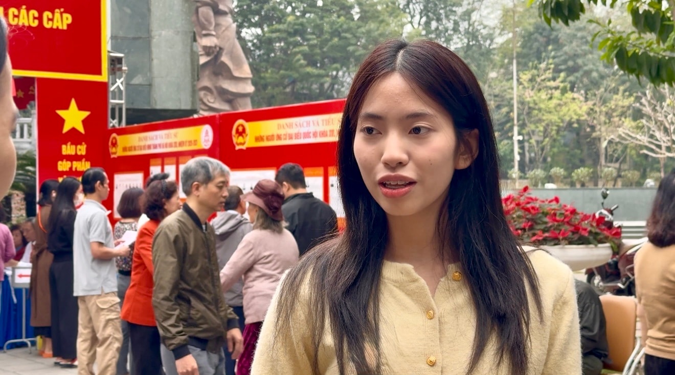 Lá phiếu trách nhiệm của cử tri hai thế hệ ở phường Đống Đa- Ảnh 3.