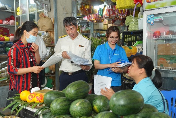Thuế cơ sở 11 TP Hà Nội hưởng ứng Lễ ra quân “Tháng cao điểm đồng hành, hỗ trợ hộ kinh doanh, cá nhân kinh doanh tuân thủ pháp luật Thuế” trên địa bàn 4 phường Bồ Đề, Long Biên, Phúc Lợi, Việt Hưng- Ảnh 16.