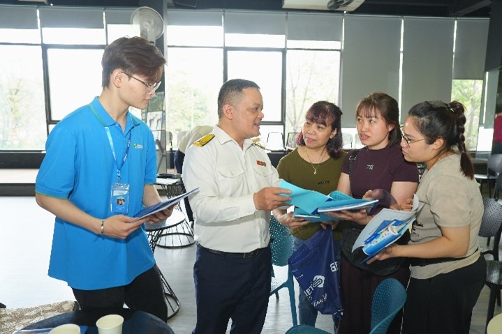 Thuế cơ sở 11 TP Hà Nội hưởng ứng Lễ ra quân “Tháng cao điểm đồng hành, hỗ trợ hộ kinh doanh, cá nhân kinh doanh tuân thủ pháp luật Thuế” trên địa bàn 4 phường Bồ Đề, Long Biên, Phúc Lợi, Việt Hưng- Ảnh 17.