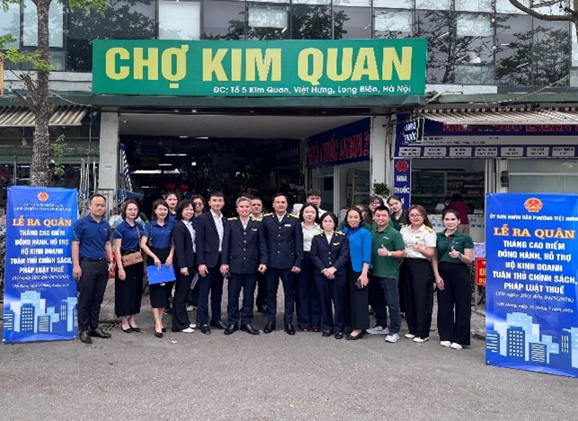 Thuế cơ sở 11 TP Hà Nội hưởng ứng Lễ ra quân “Tháng cao điểm đồng hành, hỗ trợ hộ kinh doanh, cá nhân kinh doanh tuân thủ pháp luật Thuế” trên địa bàn 4 phường Bồ Đề, Long Biên, Phúc Lợi, Việt Hưng- Ảnh 19.