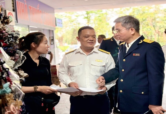 Thuế cơ sở 11 TP Hà Nội hưởng ứng Lễ ra quân “Tháng cao điểm đồng hành, hỗ trợ hộ kinh doanh, cá nhân kinh doanh tuân thủ pháp luật Thuế” trên địa bàn 4 phường Bồ Đề, Long Biên, Phúc Lợi, Việt Hưng- Ảnh 3.