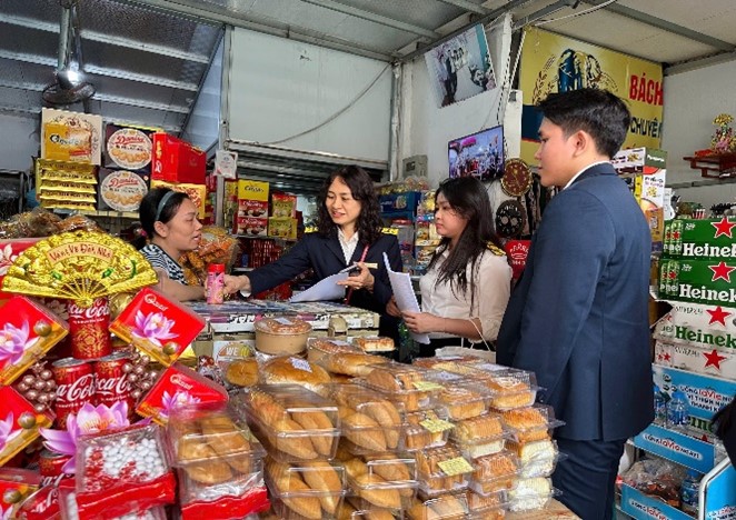 Thuế cơ sở 11 TP Hà Nội hưởng ứng Lễ ra quân “Tháng cao điểm đồng hành, hỗ trợ hộ kinh doanh, cá nhân kinh doanh tuân thủ pháp luật Thuế” trên địa bàn 4 phường Bồ Đề, Long Biên, Phúc Lợi, Việt Hưng- Ảnh 5.