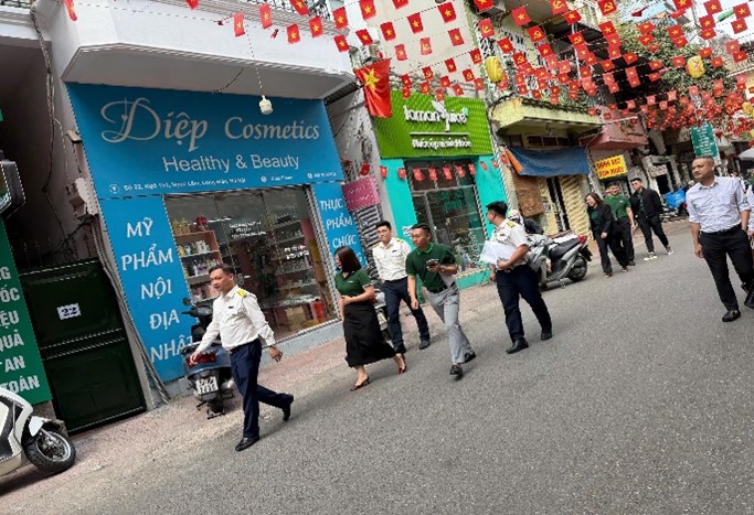 Thuế cơ sở 11 TP Hà Nội hưởng ứng Lễ ra quân “Tháng cao điểm đồng hành, hỗ trợ hộ kinh doanh, cá nhân kinh doanh tuân thủ pháp luật Thuế” trên địa bàn 4 phường Bồ Đề, Long Biên, Phúc Lợi, Việt Hưng- Ảnh 8.