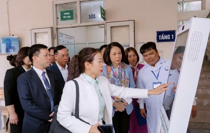 Phường Long Biên: Bước chuyển rõ nét trong chăm sóc sức khỏe Nhân dân từ mô hình Trạm Y tế chuyển đổi số toàn diện- Ảnh 4.