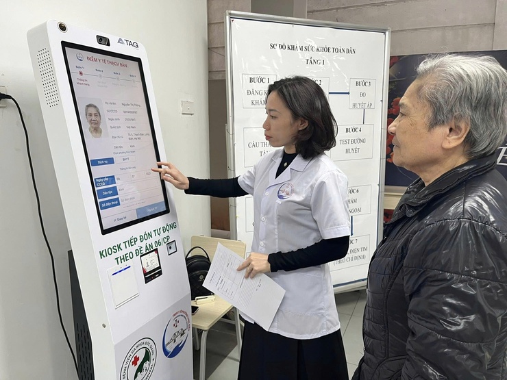 Phường Long Biên: Bước chuyển rõ nét trong chăm sóc sức khỏe Nhân dân từ mô hình Trạm Y tế chuyển đổi số toàn diện- Ảnh 2.