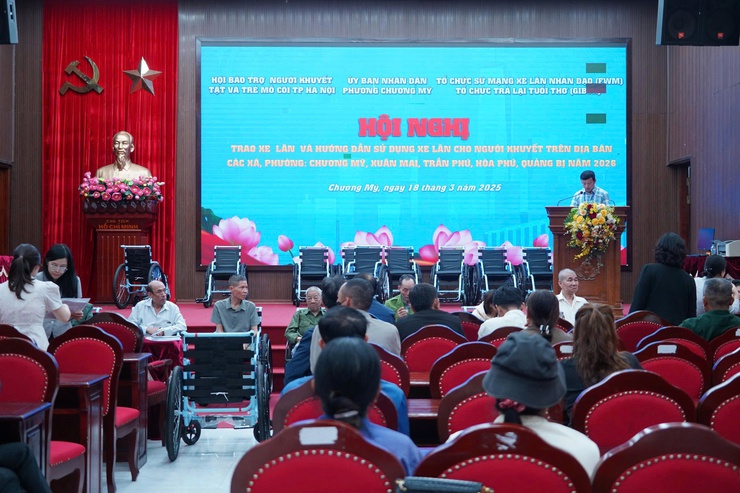 Hội Bảo trợ người khuyết tật và trẻ mồ côi thành phố Hà Nội tổ chức chương trình trao tặng xe lăn cho người khuyết tật- Ảnh 3.