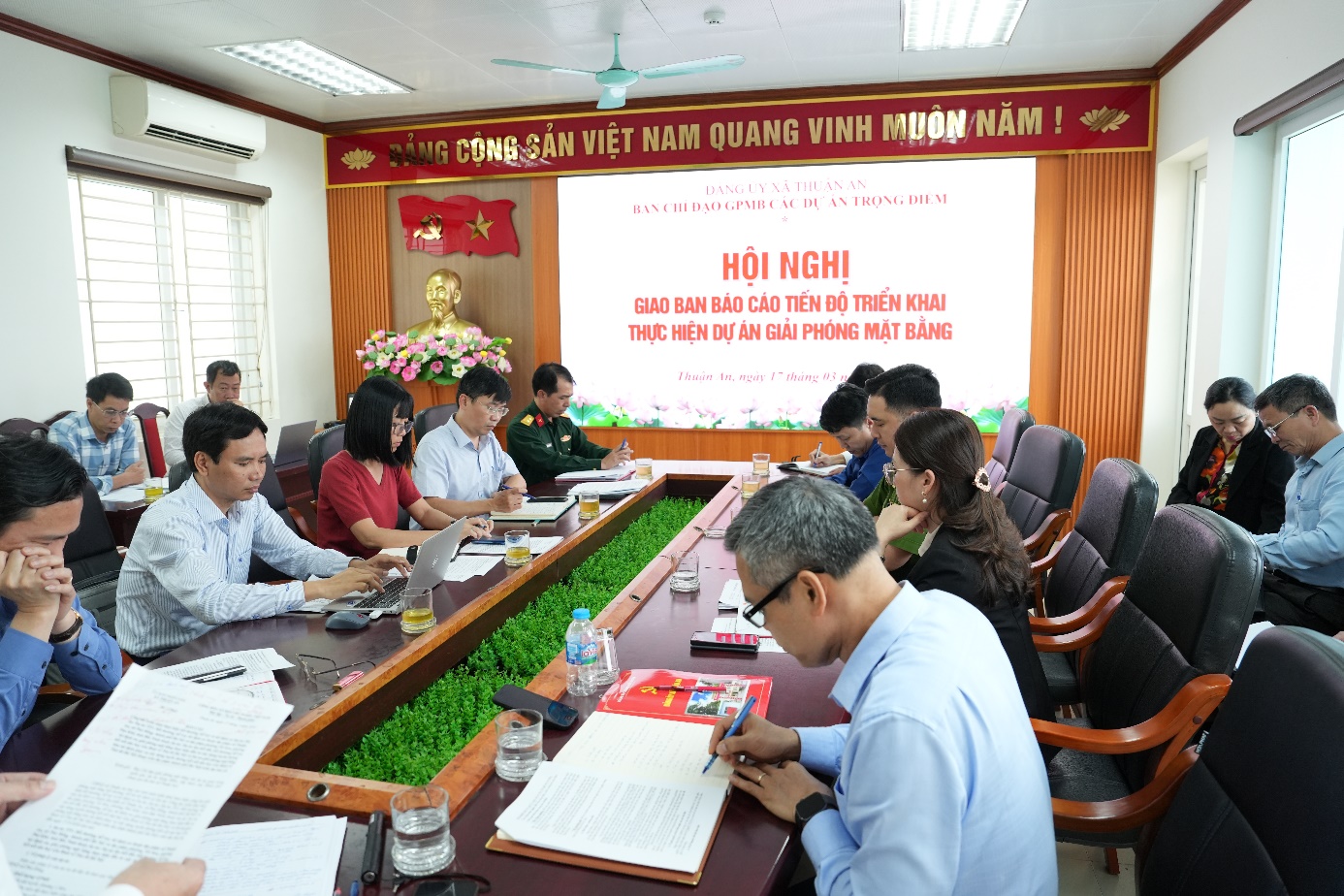 Ảnh có chứa trang phục, đàn ông, người, trong nhà  Nội dung do AI tạo ra có thể không chính xác.