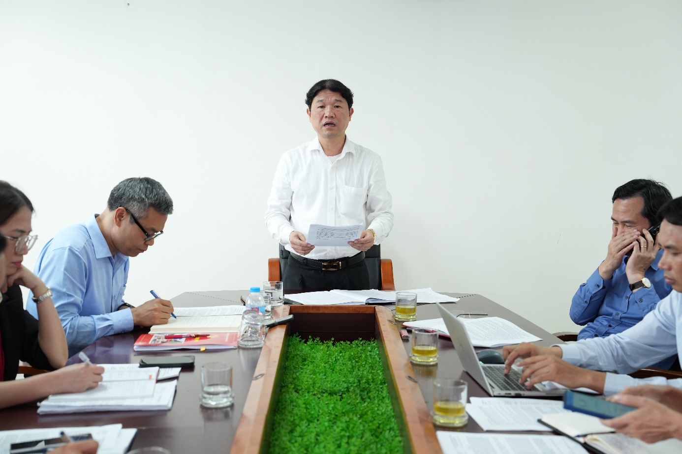 Ảnh có chứa trang phục, người, đàn ông, Mặt người  Nội dung do AI tạo ra có thể không chính xác.
