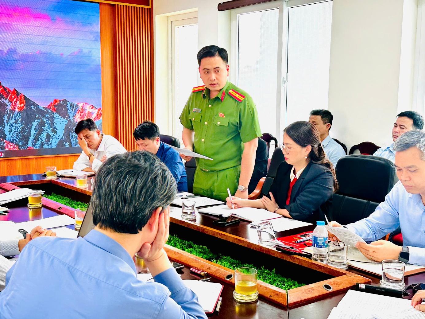 Ảnh có chứa trang phục, người, đàn ông, trong nhà  Nội dung do AI tạo ra có thể không chính xác.