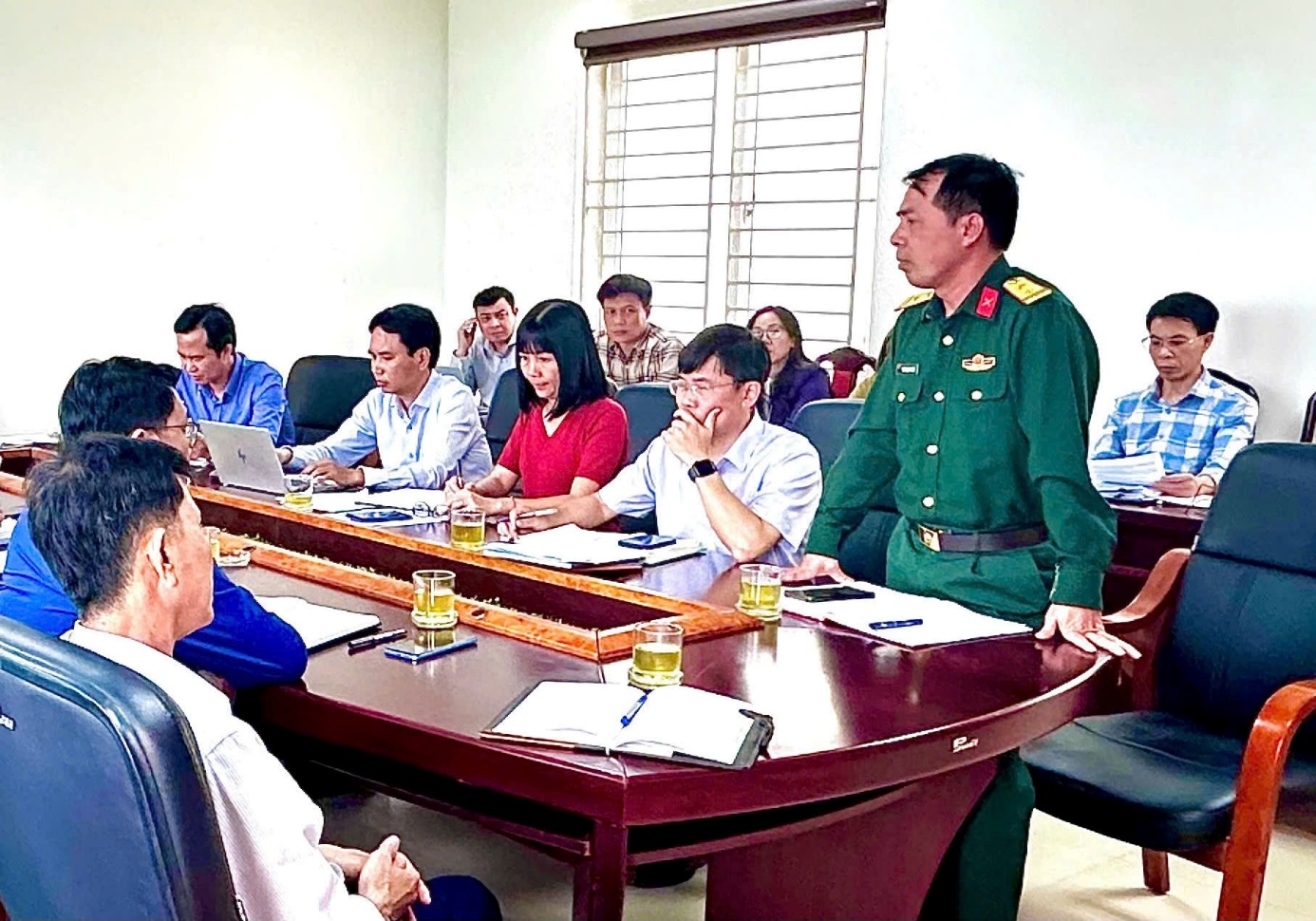 Ảnh có chứa trang phục, người, đàn ông, đồ đạc  Nội dung do AI tạo ra có thể không chính xác.
