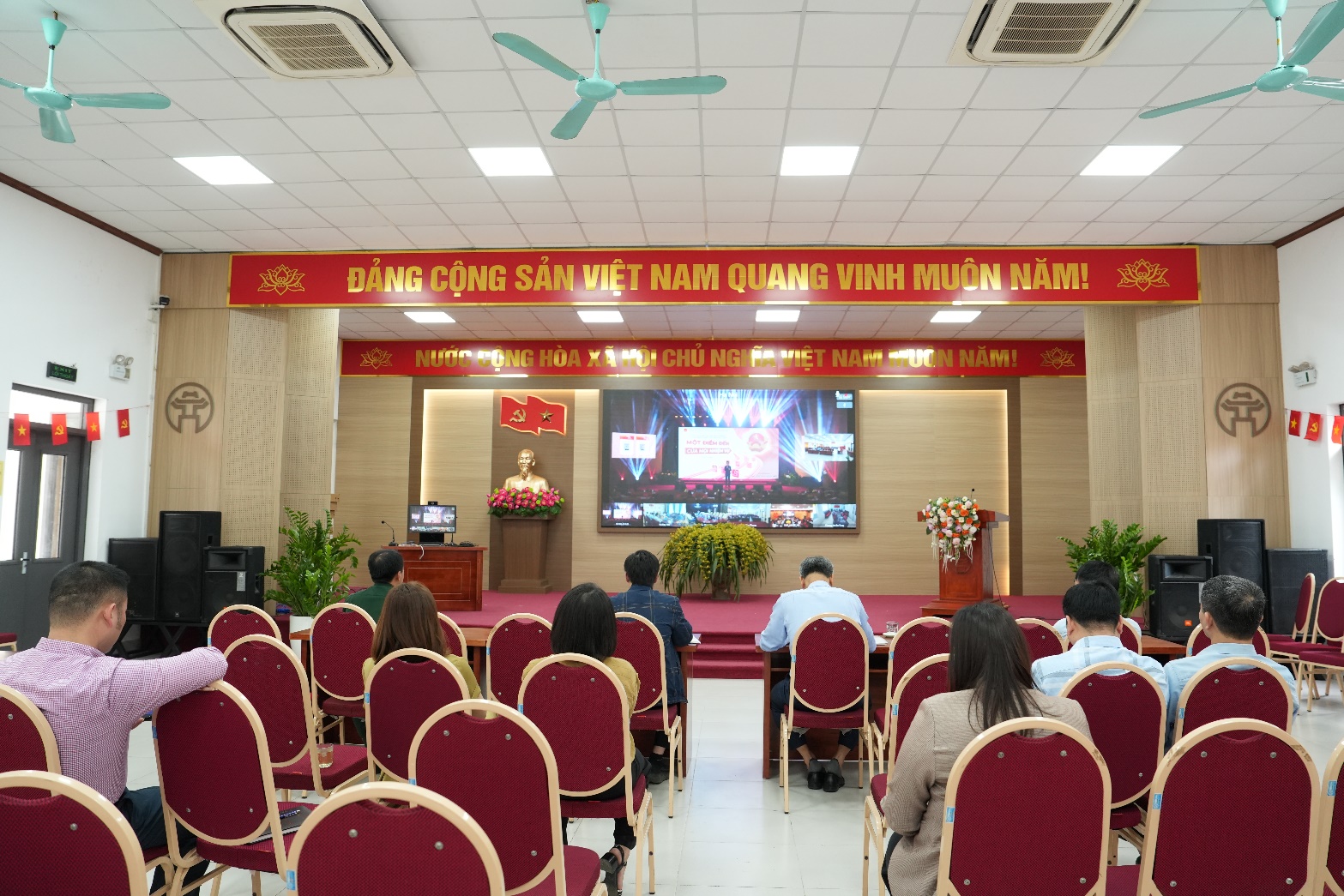 A group of people sitting in a room  AI-generated content may be incorrect.