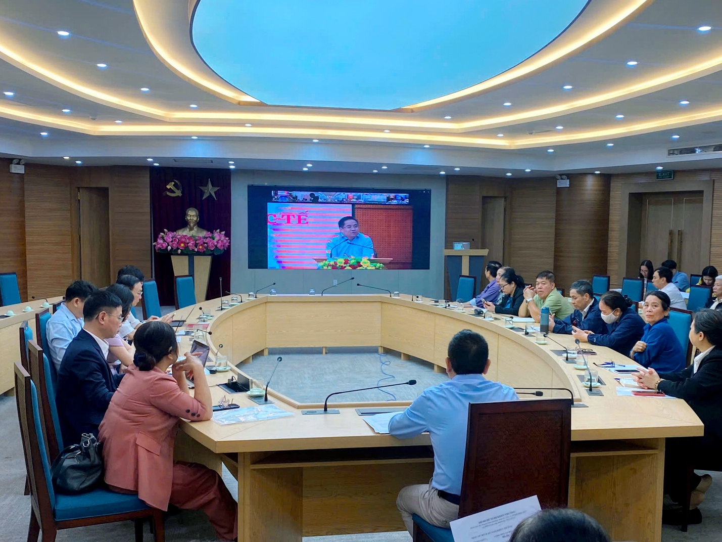 Cán bộ MTTQ xã Gia Lâm dự hội nghị thông tin tình hình thời sự Quý I năm 2026- Ảnh 3.