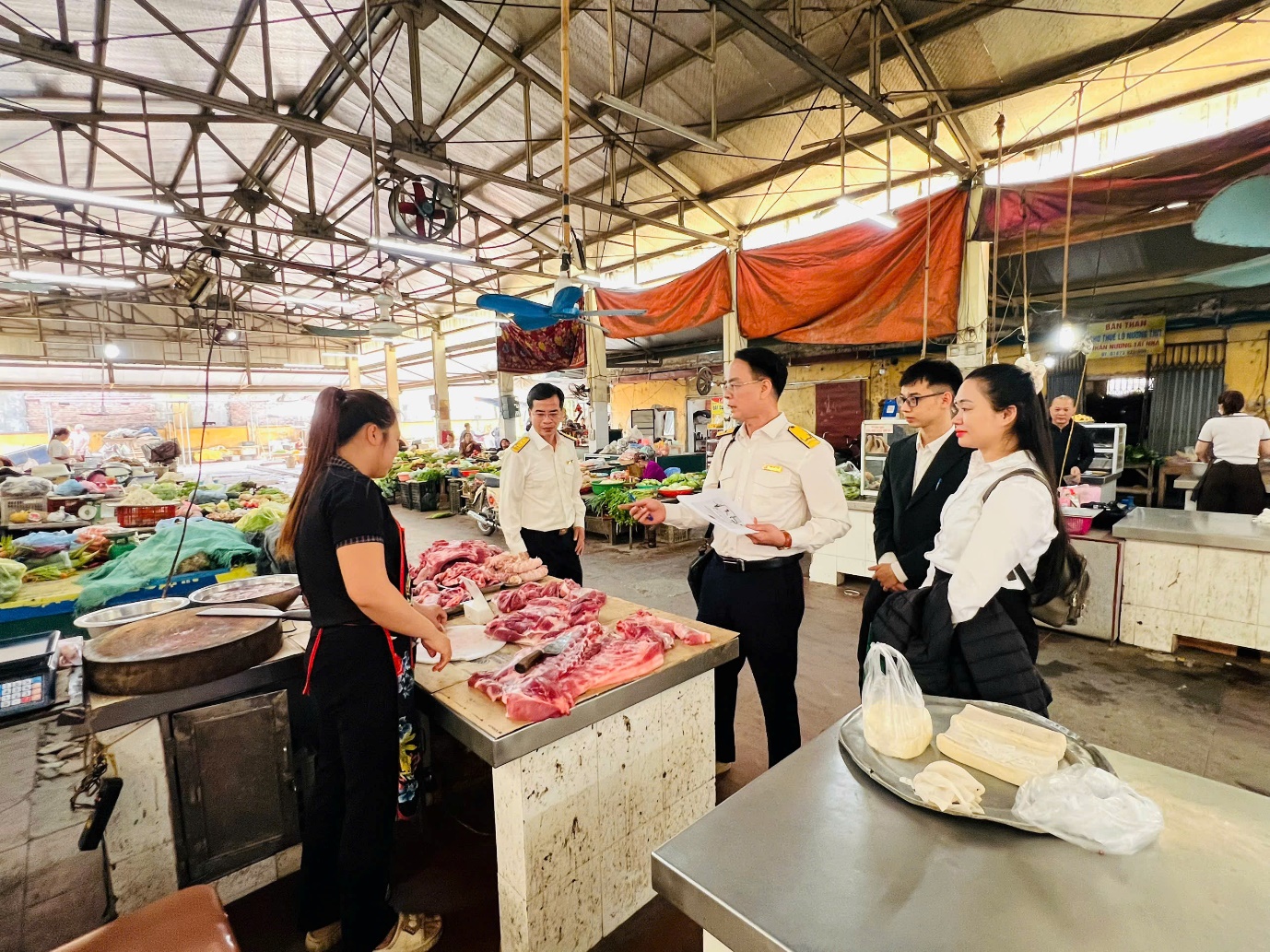 Thuế cơ sở 24 thành phố Hà Nội ra quân hỗ trợ hộ kinh doanh tuân thủ chính sách, pháp luật thuế- Ảnh 3.