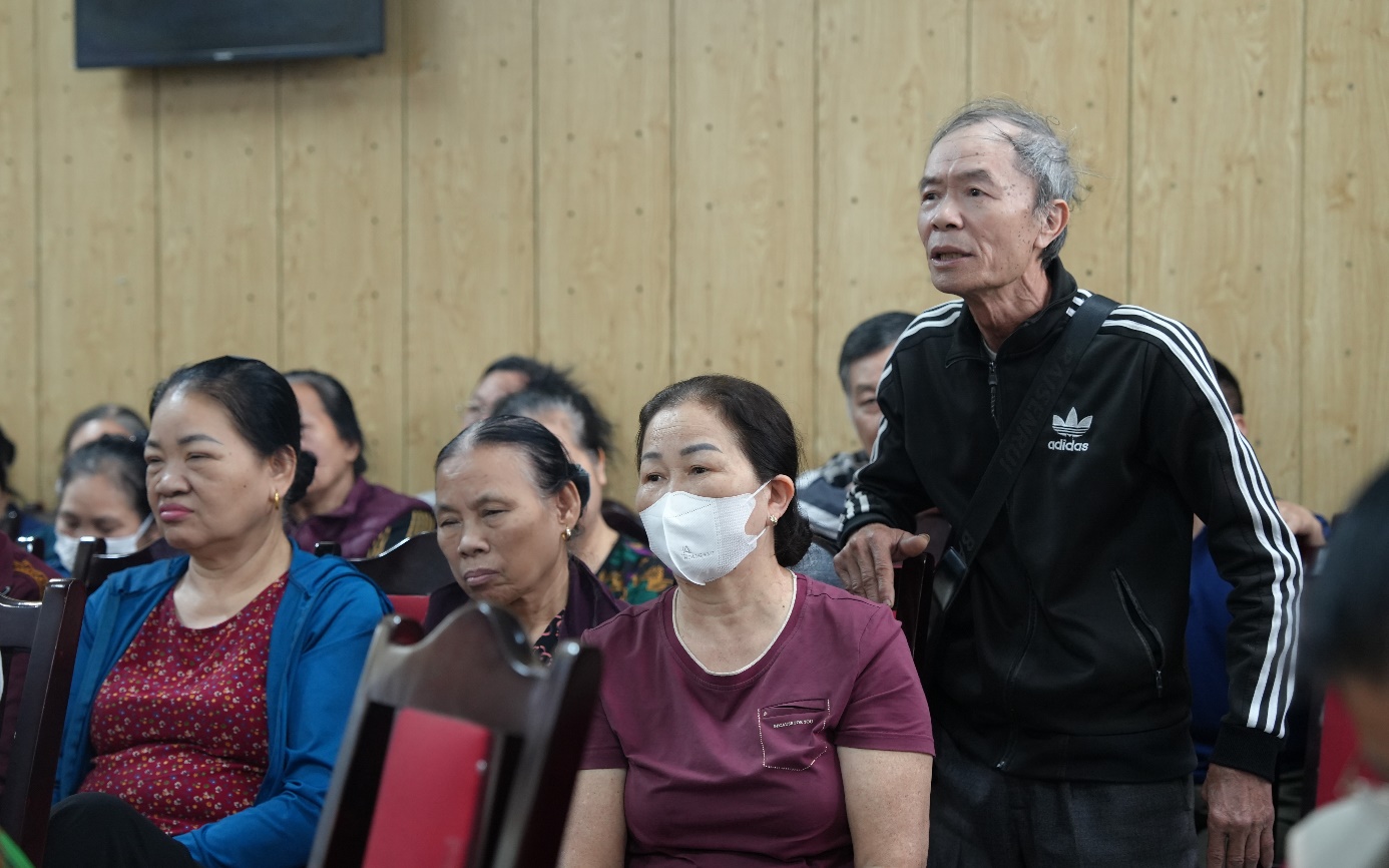 A group of people sitting in chairs  AI-generated content may be incorrect.