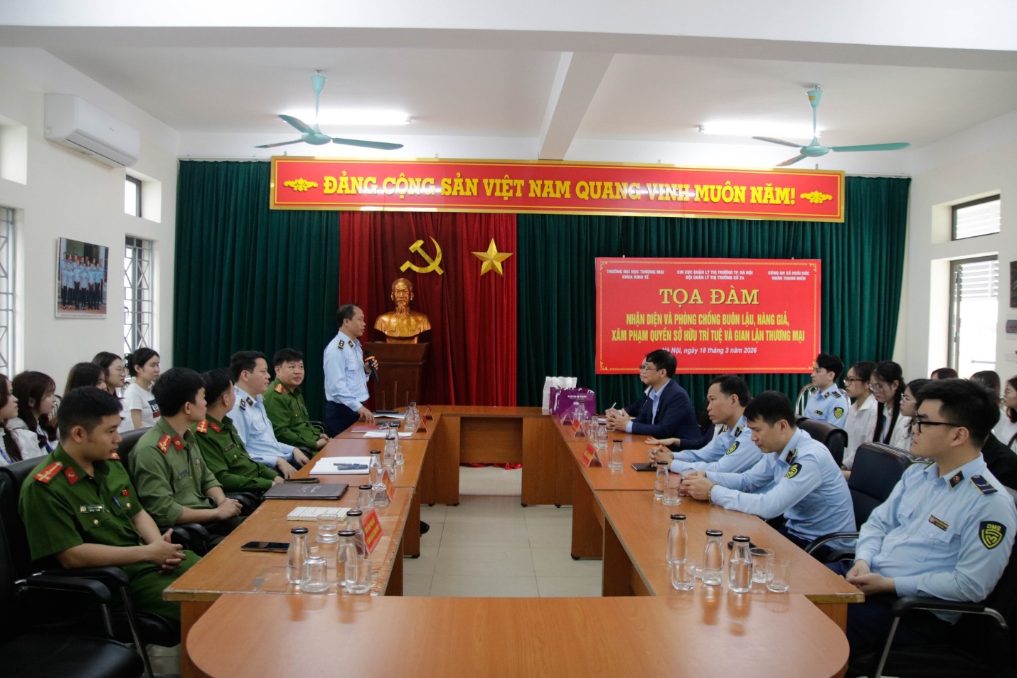 Có thể là hình ảnh về một hoặc nhiều người và văn bản