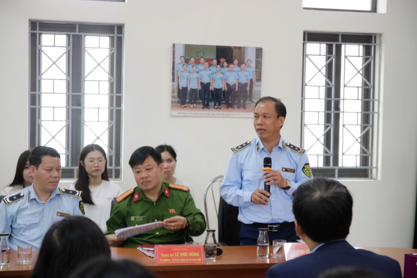 Có thể là hình ảnh về một hoặc nhiều người và văn bản